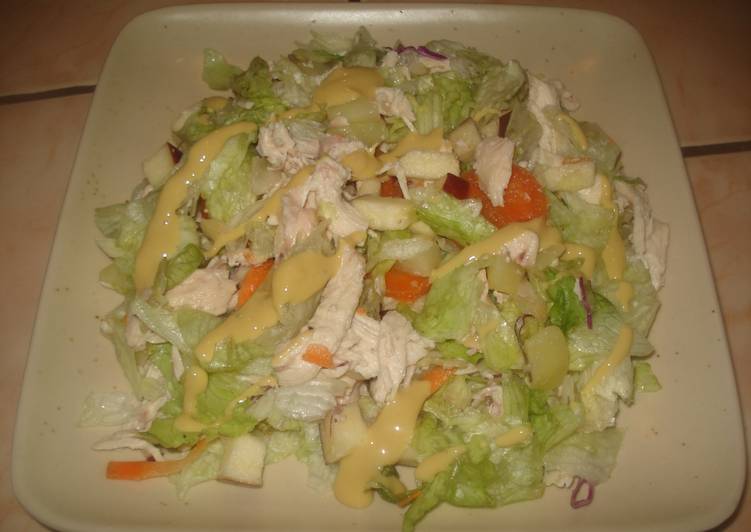 Ensalada de pollo liviana con aderezo light