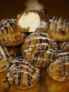 Una foto de Profiteroles rellenos con chantilly y dulce de leche