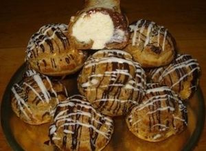 Una foto de Profiteroles rellenos con chantilly y dulce de leche