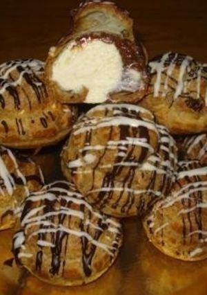 Una foto de Profiteroles rellenos con chantilly y dulce de leche