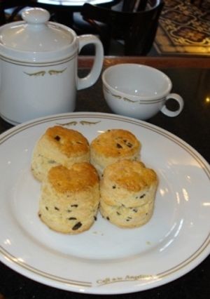 Una foto de Scones de queso y aceitunas negras