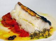Una foto de aceite de oliva confitado