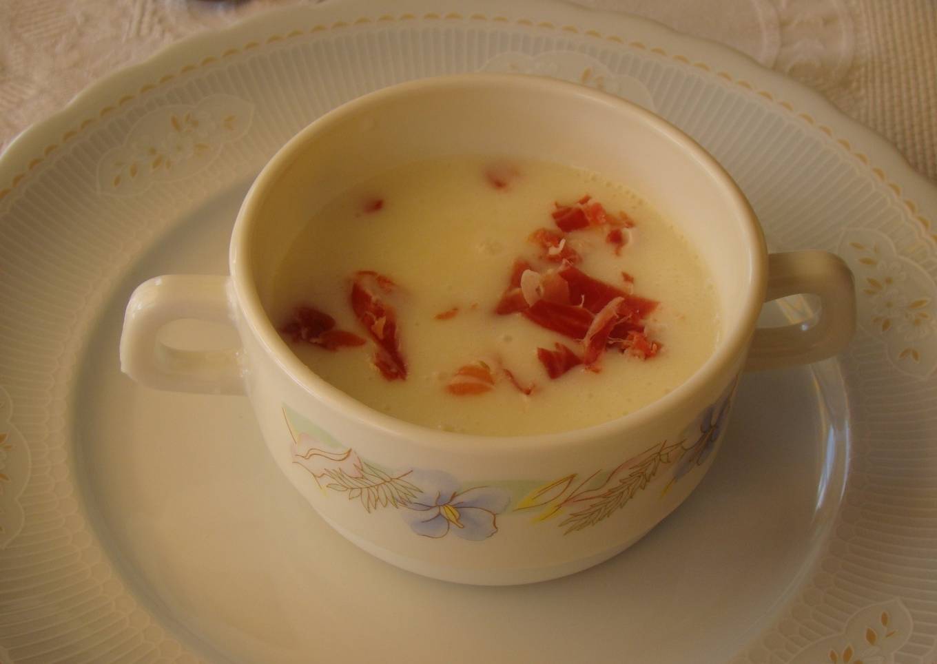 Sopa de melón con nata y virutas de jamón
