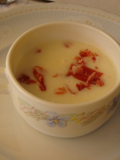 Una foto de Sopa de melón con nata y virutas de jamón