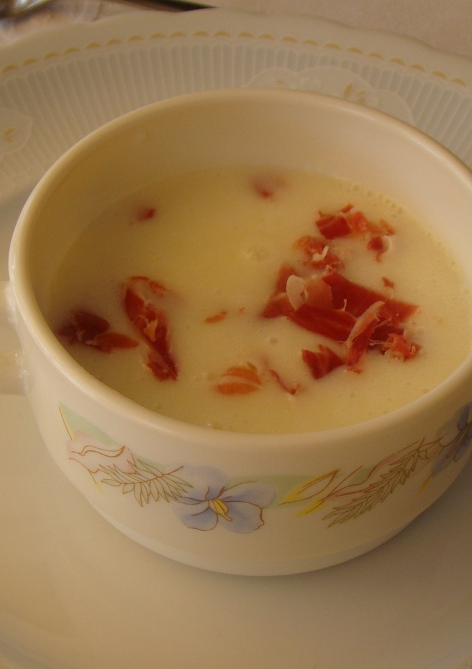 Una foto de Sopa de melón con nata y virutas de jamón