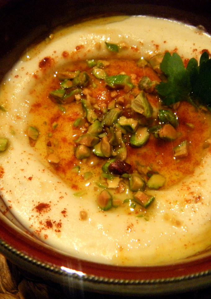Una foto de Dip de alubias blancas y pistachos