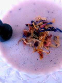 Una foto de Lassi de arándanos y plátano