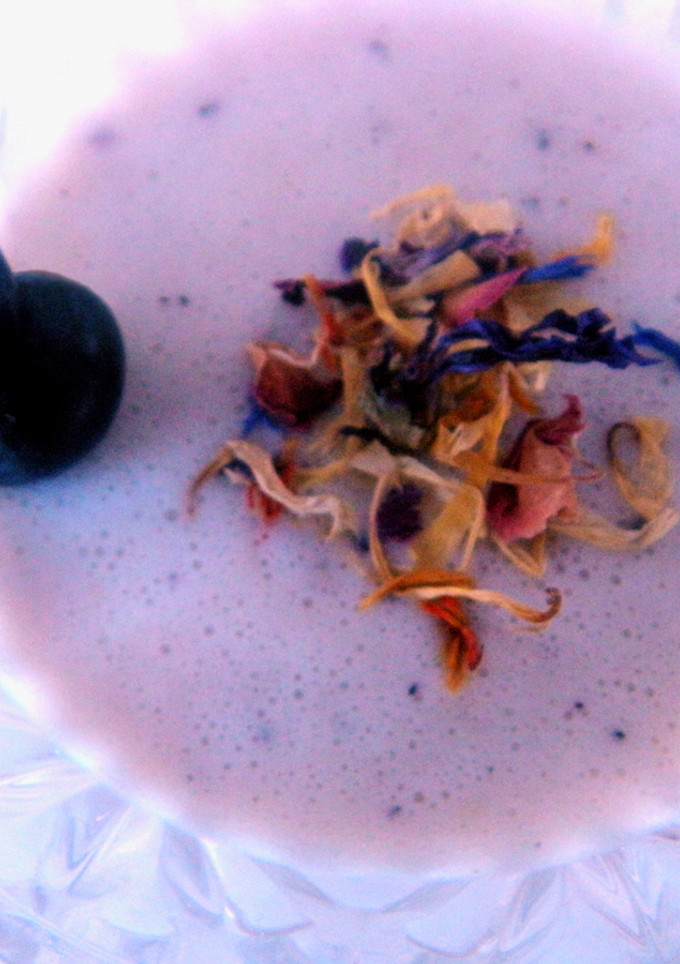 Una foto de Lassi de arándanos y plátano
