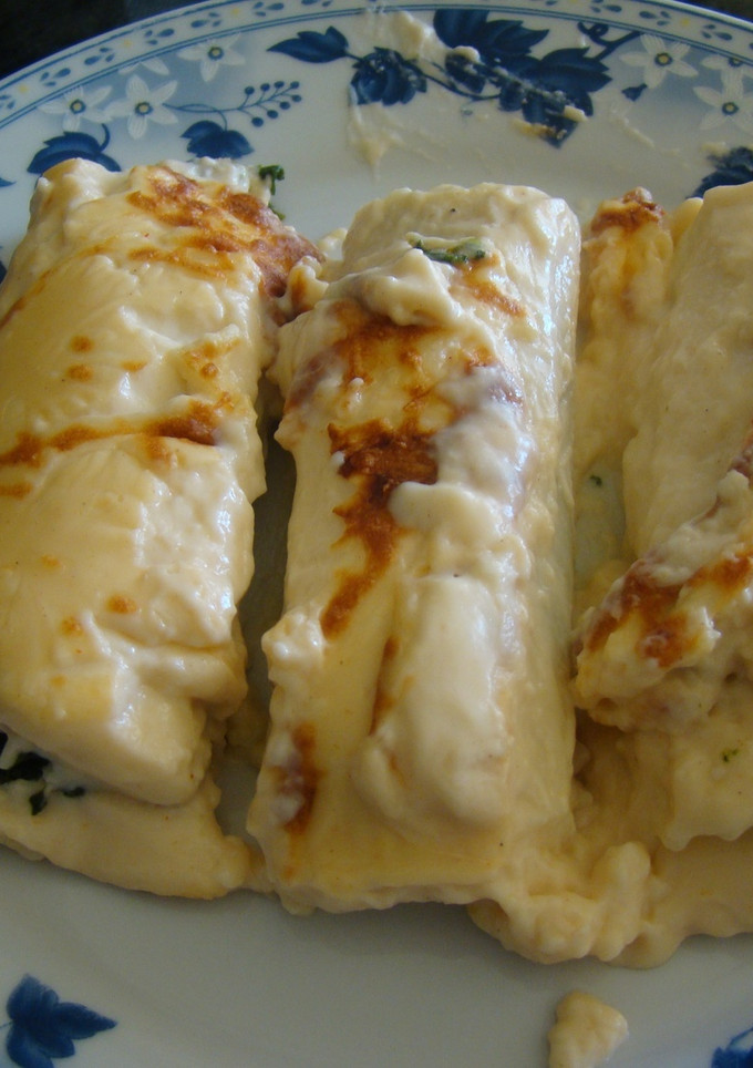 Una foto de Canelones de espinacas, rape y gambas