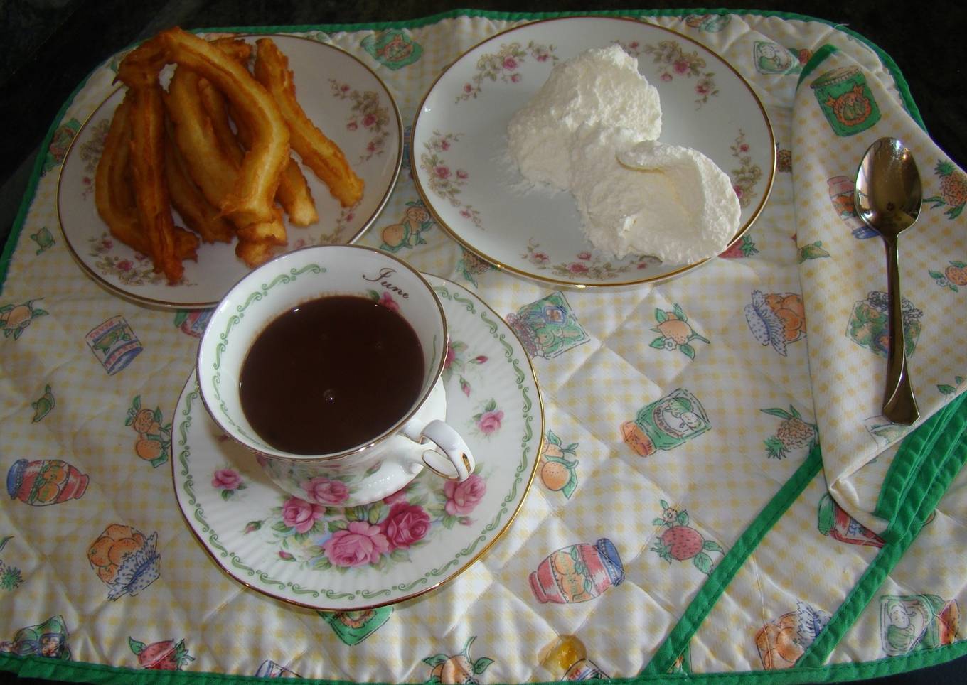 Churros con chocolate y nata 