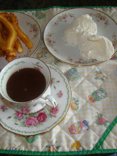 Una foto de Churros con chocolate y nata