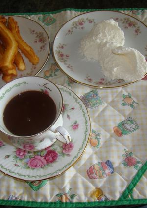 Una foto de Churros con chocolate y nata