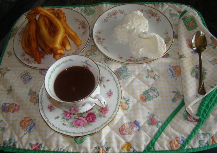 Churros con chocolate y nata