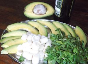 Una foto de Ensalada de aguacate (palta), palmito y berros
