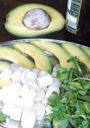 Una foto de Ensalada de aguacate (palta), palmito y berros