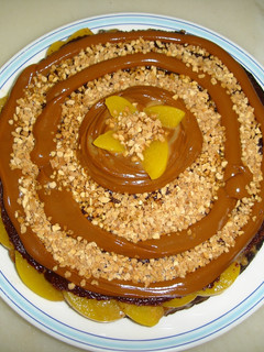 Una foto de Torta de dulce de leche y duraznos