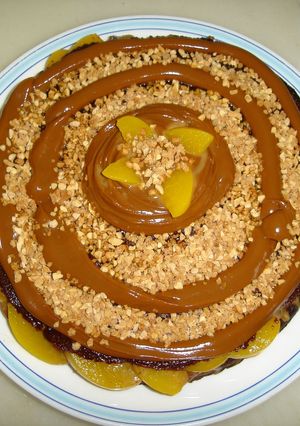 Una foto de Torta de dulce de leche y duraznos