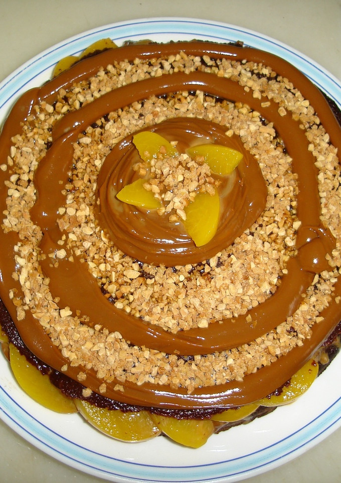 Una foto de Torta de dulce de leche y duraznos