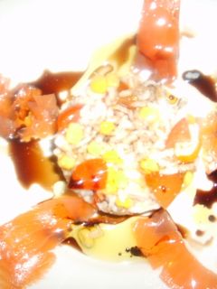 Una foto de Ensalada de arroz con langostinos, surimi y salmón