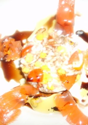 Una foto de Ensalada de arroz con langostinos, surimi y salmón