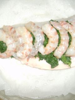 Una foto de Lubina rellena de gambas y espinacas