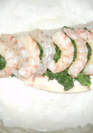 Una foto de Lubina rellena de gambas y espinacas