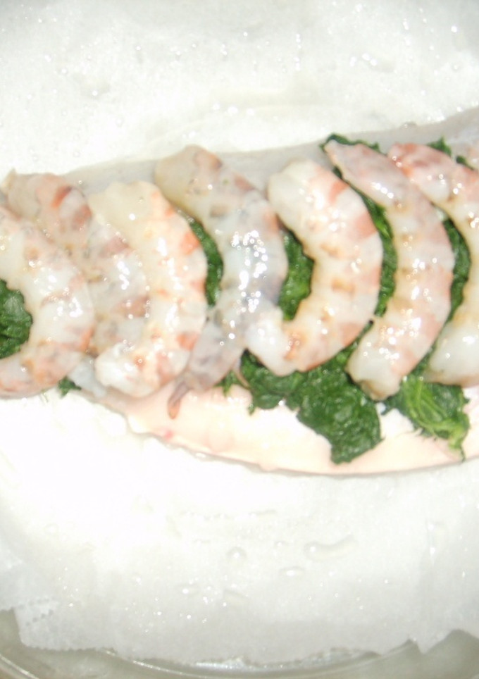 Una foto de Lubina rellena de gambas y espinacas