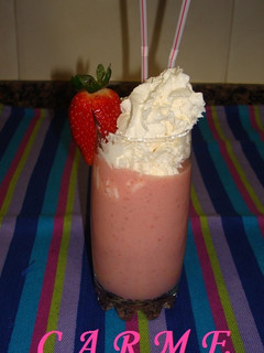 Una foto de Batido de fresas, platano y nata