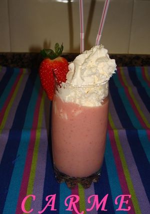 Una foto de Batido de fresas, platano y nata