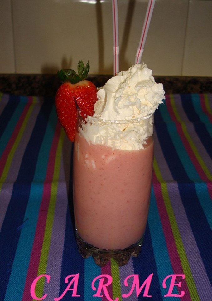 Una foto de Batido de fresas, platano y nata
