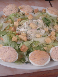 Una foto de Ensalada de lechuga, chayote y huevos rellenos
