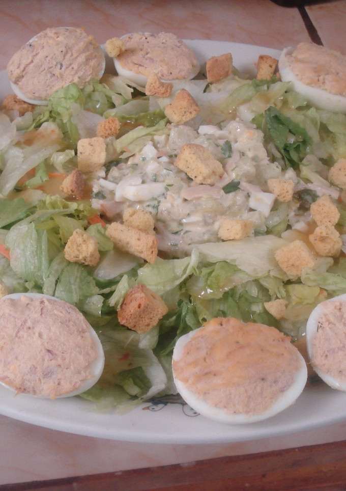 Una foto de Ensalada de lechuga, chayote y huevos rellenos