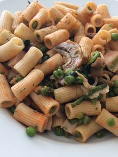 Una foto de Macarrones integrales con champiñones y guisantes