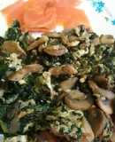Revuelto con espinacas y champiñones acompañado de salmón ahumado
