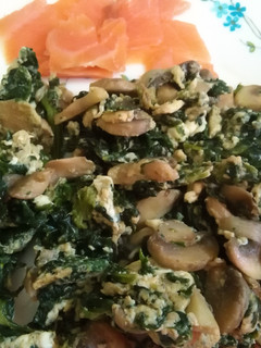 Una foto de Revuelto con espinacas y champiñones acompañado de salmón ahumado
