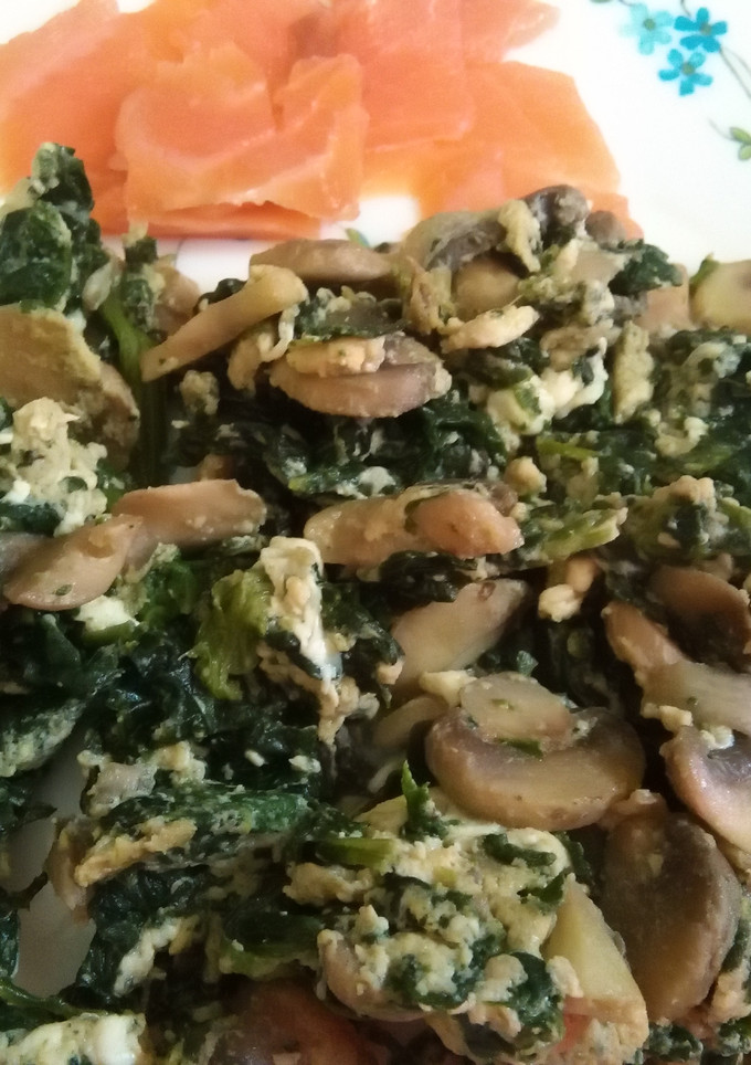 Una foto de Revuelto con espinacas y champiñones acompañado de salmón ahumado