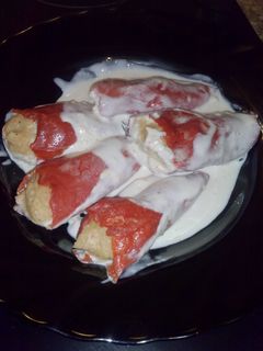 Una foto de pimientos rellenos de surimi y atun