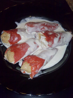Una foto de pimientos rellenos de surimi y atun