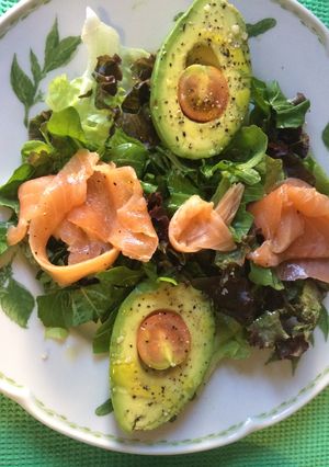 Una foto de Entrada de palta y salmón