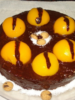 Foto principal de Torta de bizcochuelo con crema inglesa, chocolate y melocotones