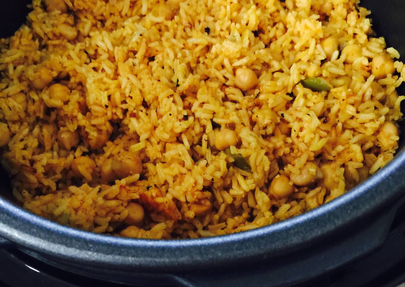 Arroz con garbanzos en olla rápida.