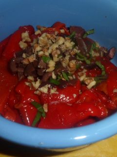 Una foto de Morrones asados con nueces.