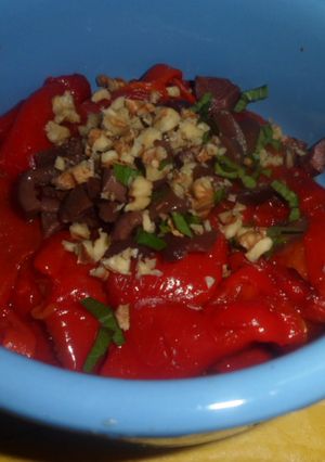 Una foto de Morrones asados con nueces.