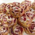 ENROLLADOS DE FRESAS CON LECHE CONDENSADA Y HOJALDRE