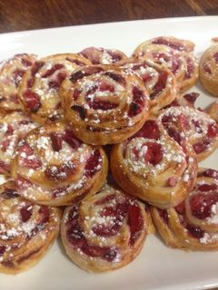 Una foto de ENROLLADOS DE FRESAS CON LECHE CONDENSADA Y HOJALDRE