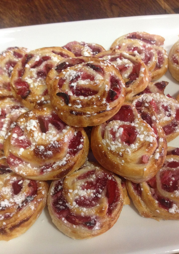 Una foto de ENROLLADOS DE FRESAS CON LECHE CONDENSADA Y HOJALDRE