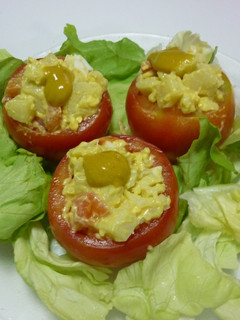 Una foto de Tomates rellenos con ensalada de papas