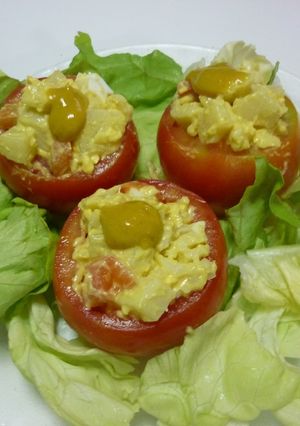 Una foto de Tomates rellenos con ensalada de papas
