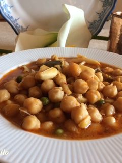 Una foto de Potaje de garbanzos con jibia (sepia)