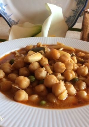 Una foto de Potaje de garbanzos con jibia (sepia)